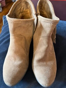 Minnetonka-Ladies Ankle Boots-Lt. Brown Suede / Fringe/ Side Zippers - Size 8.5 - Picture 1 of 6