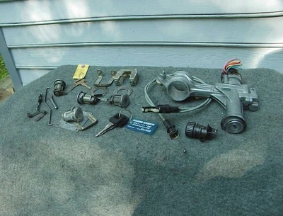 Juego de cerraduras Volvo 1993 240 WAGON 6 cerraduras codificadas a la misma llave. CUATRO llaves. Juego raro Foto 1 de 4