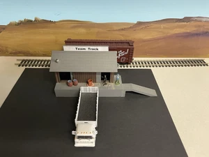 Bachman HO Freight House with Loading Dock & Equip. Price Reduced to $8.50 - Picture 1 of 5