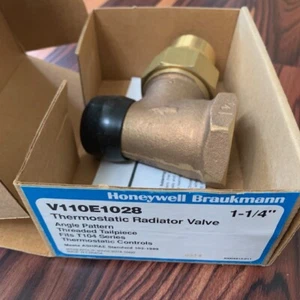 New OEM V110E1028 Honeywell Water 1 1/4" Thred Angle Bod For T104 - Picture 1 of 3