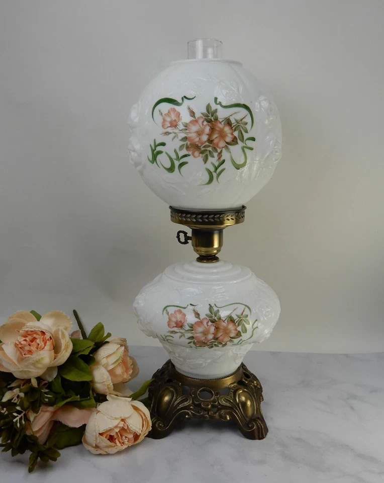 Винтажная настольная лампа из молочного стекла Gone With The Wind с 3-полосной лампой высотой 21-3/4 дюйма - Изображение 1 из 4