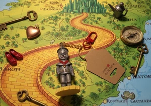 Hecho a mano Mago de Oz Tin Man Llavero De Colección Effanbee Mini Figura Reciclado Dije - Imagen 1 de 5