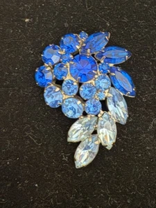 Broche prendedor vintage azul estrás tono plata: blanco firmado - Imagen 1 de 5