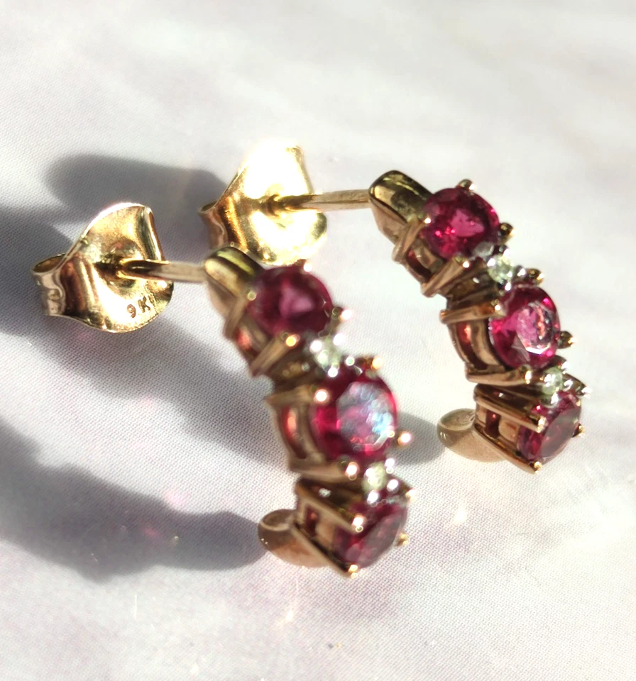 Pendientes de medio brazalete de oro amarillo de 9 quilates con piedras de diamantes de turmalina con sello del Reino Unido Foto 1 de 4