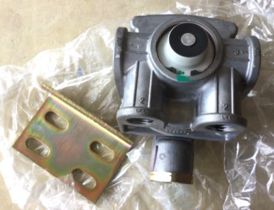 Bendix BX103294N Air Brake Relay Valve - Image 1 of 4