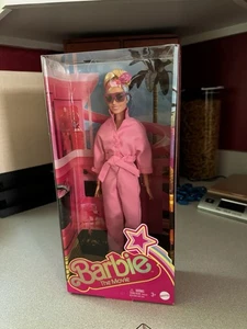 Barbie Puppe - Margot Robbie als Barbie im rosa Power Overall - Bild 1 von 1