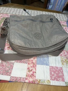 KIPLING Monkey Digiport Computadora Bolso Grande Libro Mensajero, Correa Ajustable Gris - Imagen 1 de 11