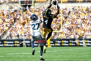 D.K. METCALF IST TD AS A PITTSBURGH STEELER 9/14/2 VS THE SEAHAWKS COLOR 8X10 - Picture 1 of 1