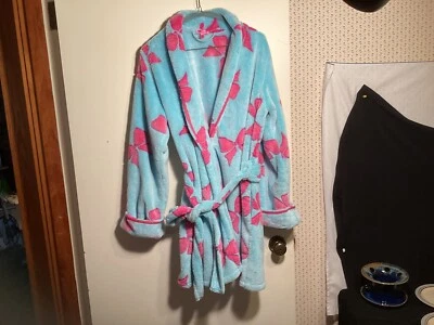 Bata corta Betsey Johnson talla med.  azul con lazos rosas Foto 1 de 4
