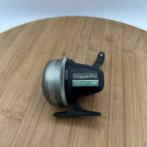 Carrete de fundición Johnson Crappie Pro 230 vintage hecho en EE. UU. - Imagen 1 de 5