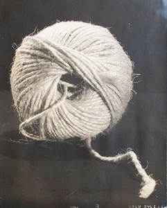 Stillleben Wollknäuel The Loose End Postwar unbekannt Fotografie 1960 - Picture 1 of 2