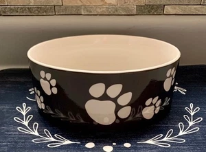 Cuenco de comida y plato de agua de cerámica para perros 57 oz nunca usado estampado de patas azul marino/blanco - Imagen 1 de 8