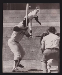 1972 Hank Aaron & Bill Gogolewski 7-1/2 x 9 Type 1 Arnold Ernest PRESS PHOTO #32 - Picture 1 of 2