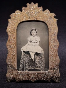 RARE 1/6 PLATE TINTYPE - STUNNING GIRL ON TABLE - INSIDE PRESSED BRASS FRAME - Picture 1 of 3