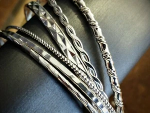 Precioso y Voguish Seis (6) Pulseras Tono Plata ~ Flores, Lunares y Patrón Martillado - Imagen 1 de 6