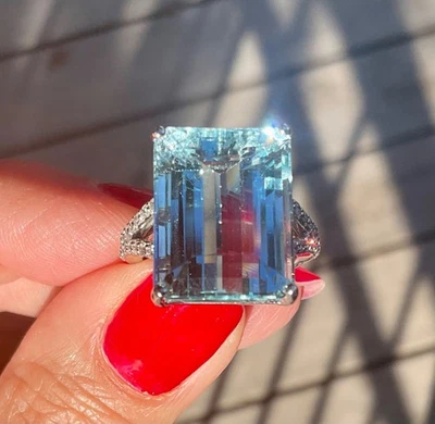 Anillo de cóctel de diamantes y aguamarina corte esmeralda de oro blanco de 14 K 13,50 TCW Foto 1 de 4