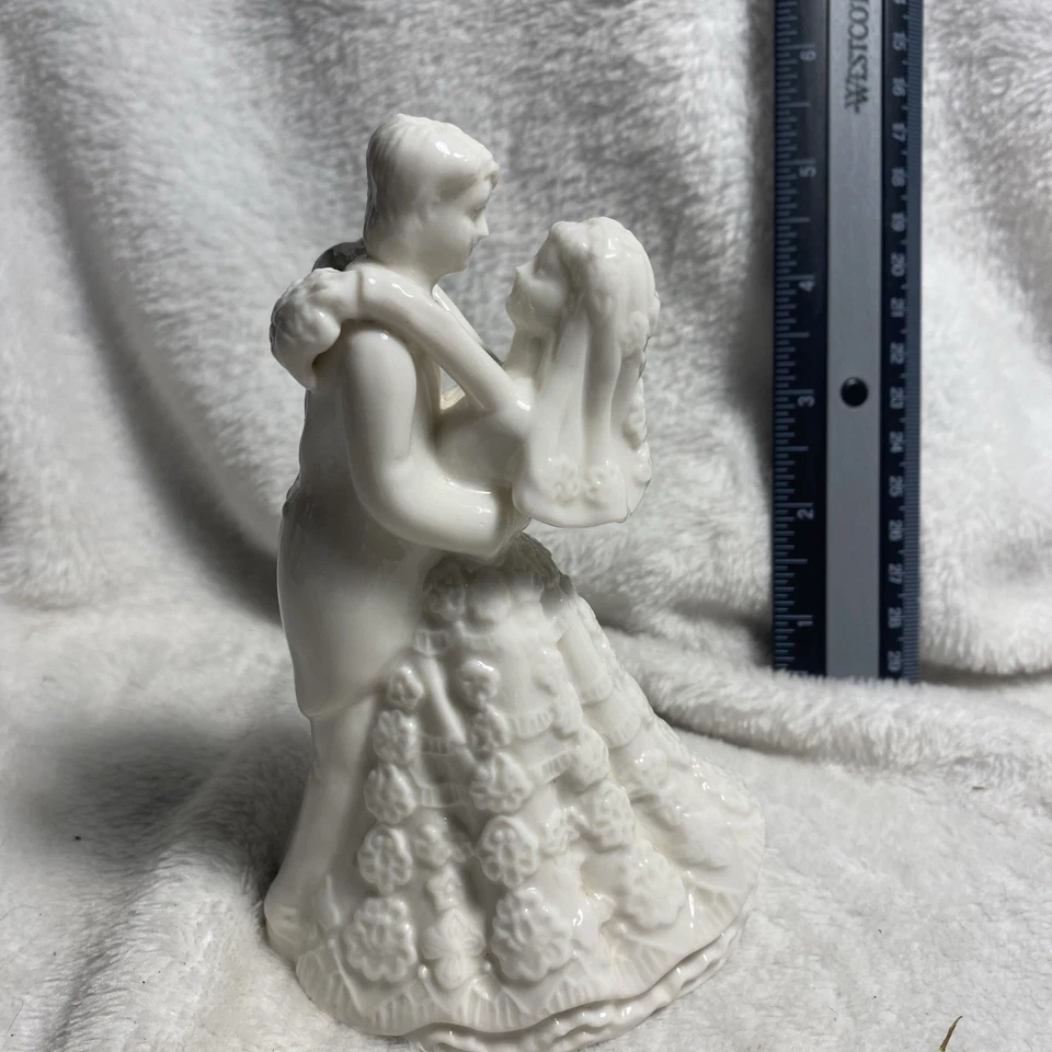 Decoración de pastel de boda de porcelana vintage romántica novia y novio bailando 5,5" (B2) Foto 1 de 4