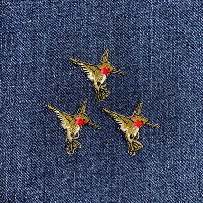 Paquete de 3 parches con apliques de colibrí - Mini insignia de pájaro bordada de 1,25" (planchado) Foto 1 de 2