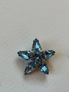 Vintage Small Light Blue Spikey Flower Silvertone Hat or Lapel Pin - 0.75 inches - Picture 1 of 5