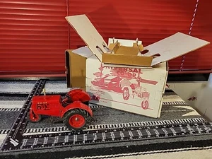 Replica trattore agricolo pressofuso Universal Co-op n.1 1/16 da collezione by SpecCast - Foto 1 di 16