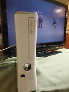 Consola Microsoft Xbox 360 Slim Blanca SIN CONTROLADOR - Imagen 1 de 6