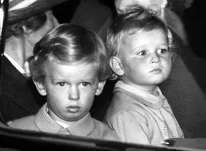 The Duke of Kent Princess Alexandra arrive at Liverpool Street Sta- Old Photo - Foto 1 di 1