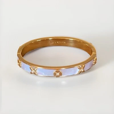 Brazalete con bisagras Kate Spade Signature Heritage Bloom tono dorado con madreperla Foto 1 de 4
