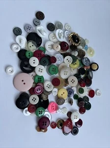 Lote de 100+ botones mixtos vintage Estate manualidades hobby costura álbum de recortes lote 5 - Imagen 1 de 9