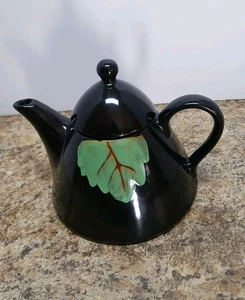 Tetera negra vintage con tapa hoja pintada a mano de unos 7" de alto - Imagen 1 de 7