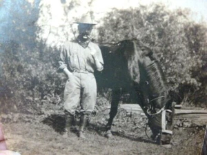 Mann Pfeife Pferd hohe Stiefel Hut antik RPPC Postkarte - Bild 1 von 3