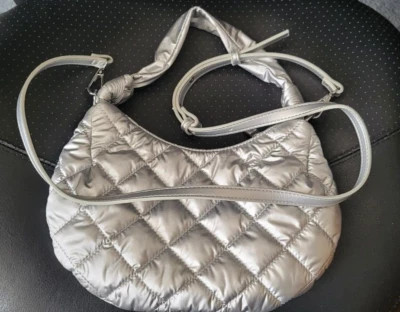 Bolso Bandolera Pequeño Hobo INC Olivya Acolchado Plateado Nylon Cremallera Superior  Foto 1 de 4