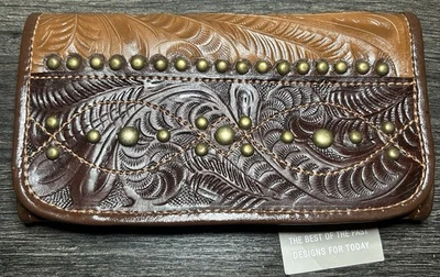 Новый с Ярлыками American West женщин коричневый кожаный 2 тона с заклепками тройной бумажник - Изображение 1 из 4