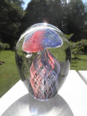 Pisapapeles vintage de 4" de vidrio rojo y azul medusas con burbujas Foto 1 de 4