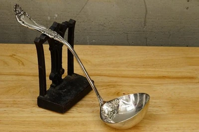 Cucharón de ostra antiguo 1899 Wm A Rogers A1 patrón Arundel plateado cubiertos Foto 1 de 4