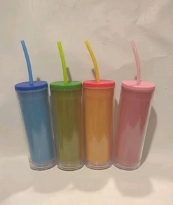 Doppelwandiger Kunststoffbecher & Strohhalm 4 Stück, rosa, blau, orange und grün - Bild 1 von 5