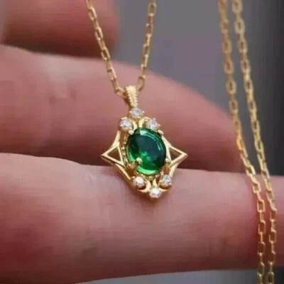 Colgante de esmeralda verde simulada de corte ovalado con cadena enchapado en oro amarillo de 14 k Foto 1 de 4