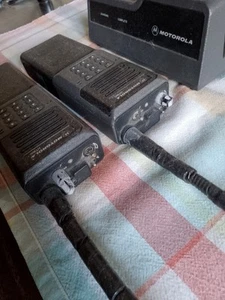 Motorola HT800 UHF VHF 2 Ricetrasmittenti Più Caricabatterie - Zdjęcie 1 z 11