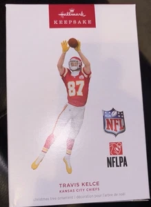 HallMark KeepSake 2024 Travis Kelce Decorazione Albero di Natale K.C. Chiefs NUOVO - Foto 1 di 1