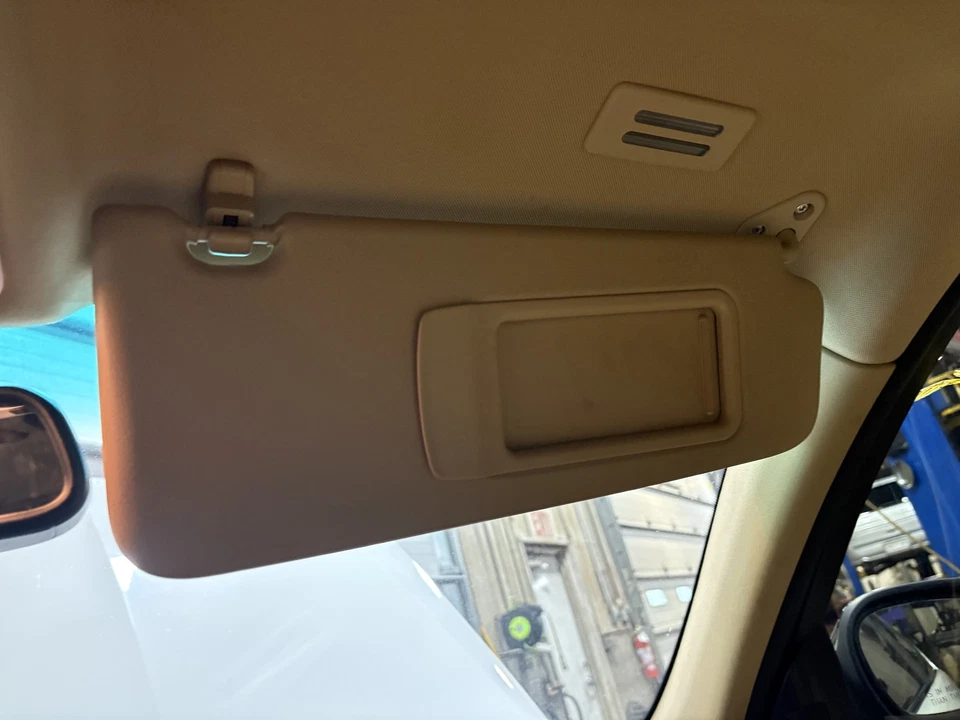 Parasol derecho usado se adapta a: BMW 335I Sdn Xi 2011 AWD vinilo grado derecho A Foto 1 de 4