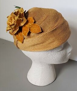 1950s Vintage Womens Tan Synthetic Straw Beret Hat w/Velvet & Silk Rose & Leaves