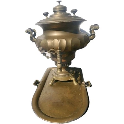 Samovar ruso antiguo de latón con bandeja  Foto 1 de 4