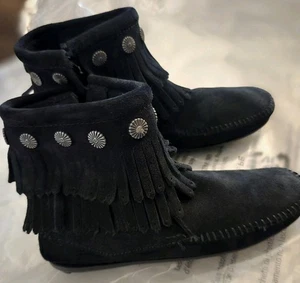 Bota de cuero con flecos Winnetonka para niñas negra detalle de tachuelas con cremallera talla 5M - Imagen 1 de 21