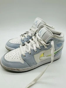 Air Jordan 1 Mid GS 'Snow Globe' swoosh glitter taglia 4,5 anni - Foto 1 di 13