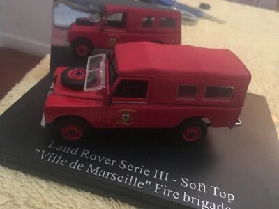 LAND ROVER Série III soft top Pompiers de Marseille  Universal Hobbies  1/43 - Photo 1/2