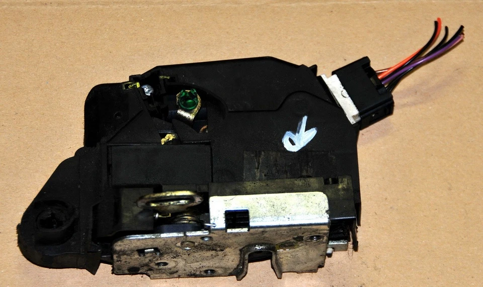 Land Rover Freelander conductor derecho O/S cerradura puerta delantera cierre / solenoide Foto 1 de 1