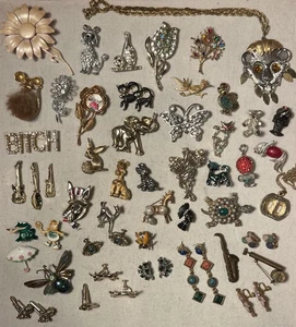 Konvolut 48 Vintage Modeschmuck Broschen Ohrringe Halsketten Blumen Tiere etc.. - Bild 1 von 19