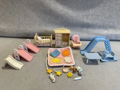 Calico Critters Guardería y Parque Infantil Lote Toboganes Cuna Cómoda Accesorios Bebé Foto 1 de 4
