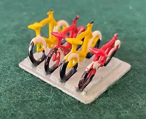 WARDIE - RAILWAY TRAIN - BIKE RACK + 4 BICYCLES DIORAMA ACCESSORIES - LEAD🔥232 - Picture 1 of 3