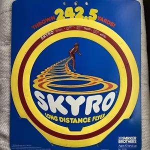 SkyPro Long Distance Flyer Frisbee By Parker Brothers - Picture 1 of 3