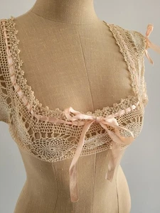 Sujetador Lencería Antiguo Crochet Encaje Yugo con Cintas de Seda Rosa Lazos Hecho a Mano Risqué - Imagen 1 de 9